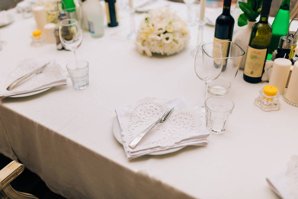 Plates at the wedding banquet. Table setting. Wedding decoration - Фото, зображення
