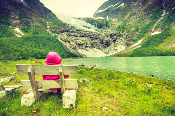 Tourist admiring Boyabreen Glacier in Norway - Foto, Bild