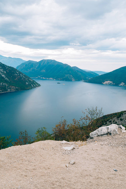 A ilha de Gospa od Skrpela, Kotor Bay, Montenegro. Vista de
 - Foto, Imagem