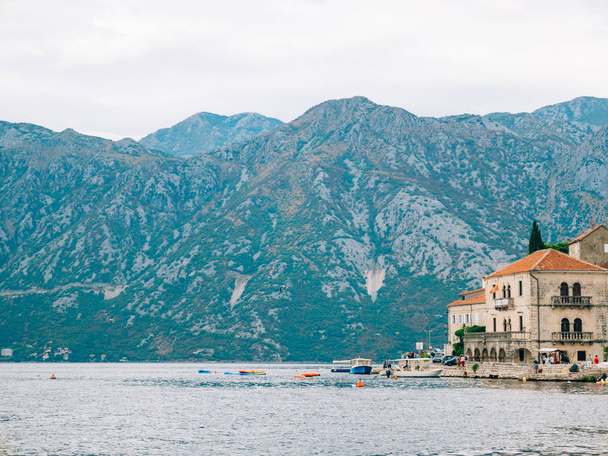 Stare Miasto Perast na brzegu zatoki Kotor, Czarnogóra. Th - Zdjęcie, obraz