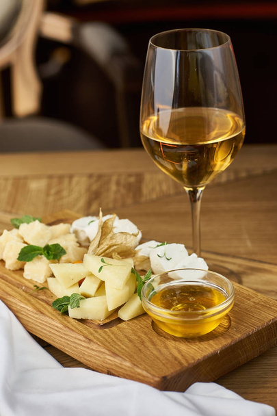Cheese plate with honey and wine - Fotó, kép