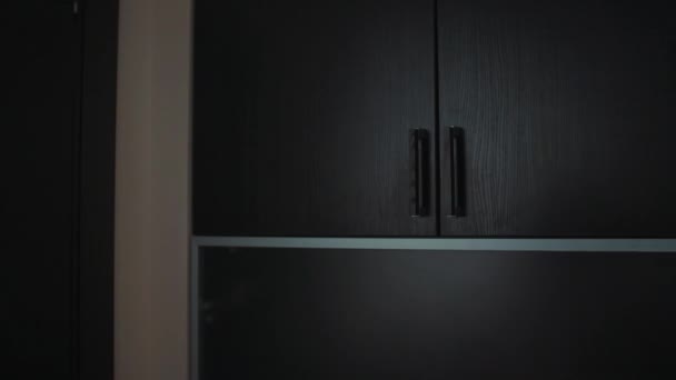 Onherkenbaar jonge vrouw opent muur locker, heleboel vakken valt uit - Video