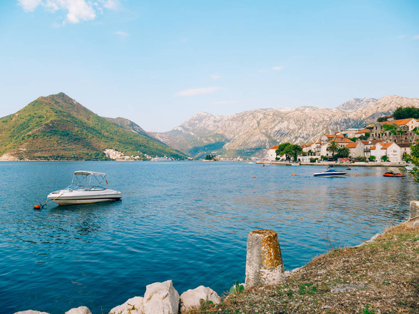 El casco antiguo de Perast en la orilla de la bahía de Kotor, Montenegro. Th
 - Foto, imagen