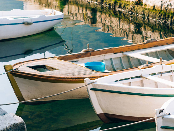 Barcos de madera en el agua. En la Bahía de Kotor en Montenegro. Ma.
 - Foto, Imagen