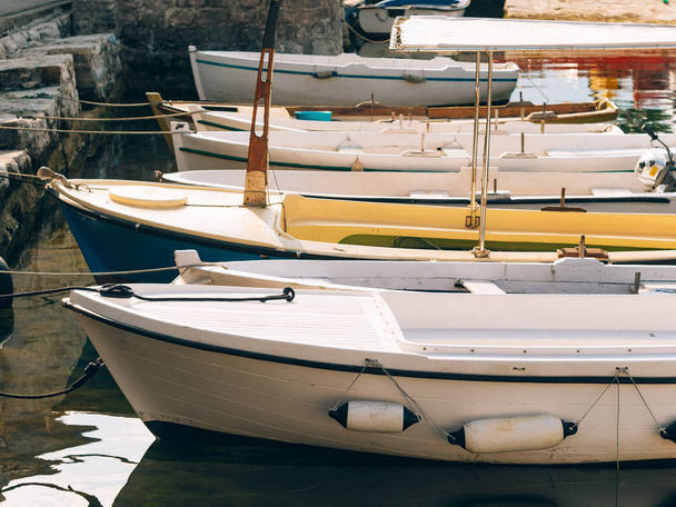 Houten boten op het water. In de baai van Kotor in Montenegro. Ma - Foto, afbeelding