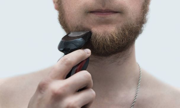 jeune homme rasant sa barbe - Photo, image