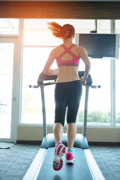 woman running  on treadmill i - Zdjęcie, obraz