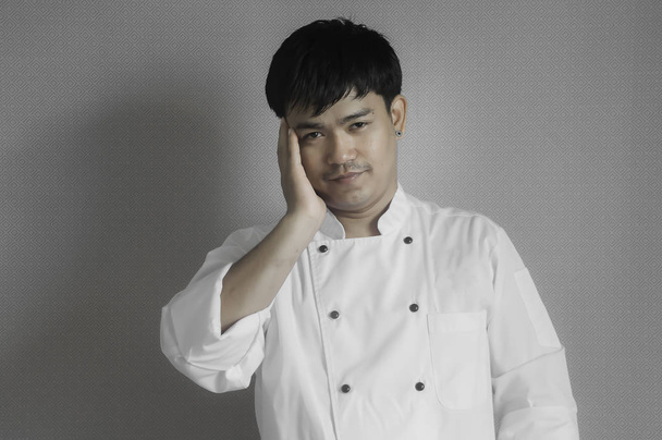 Kuchař portrét, asijské mladé šéfkuchaře křížení zbraní. - Fotografie, Obrázek