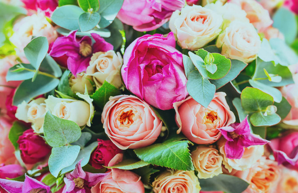 Strauß mit verschiedenen Rosen - Foto, Bild