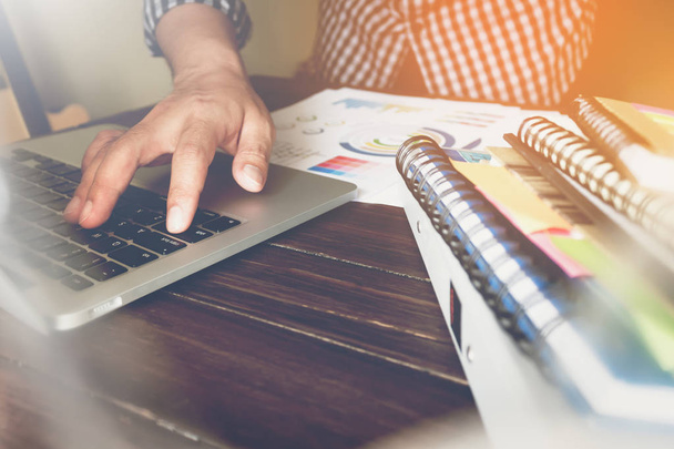 businessman hand working laptop on wooden desk, Use the accompany article in finance. vintage effect - Φωτογραφία, εικόνα
