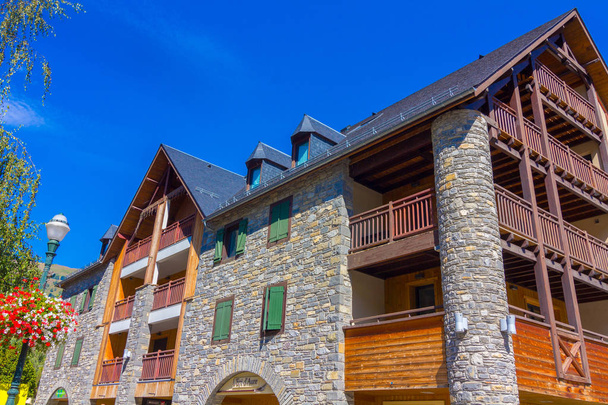 Typowy wysoka Góra domy w wiosce w Pirenejach - Zdjęcie, obraz