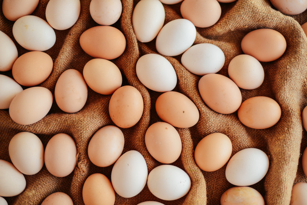 Sepette yumurta kapatın. Üstten Görünüm kasede yumurta. Kahverengi e - Fotoğraf, Görsel