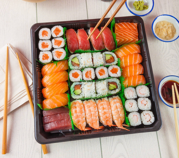 Sushi bandeja takeaway com sushi e maki
 - Foto, Imagem