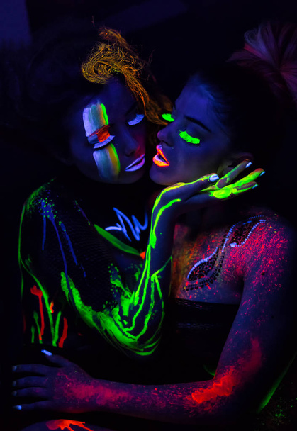 紫外線のネオンでセクシーなレズビアン ファッションモデル - 写真・画像