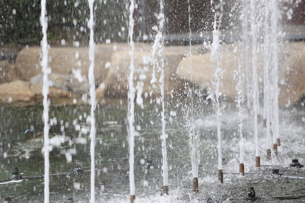 Szökőkút a splash a parkban. - Fotó, kép