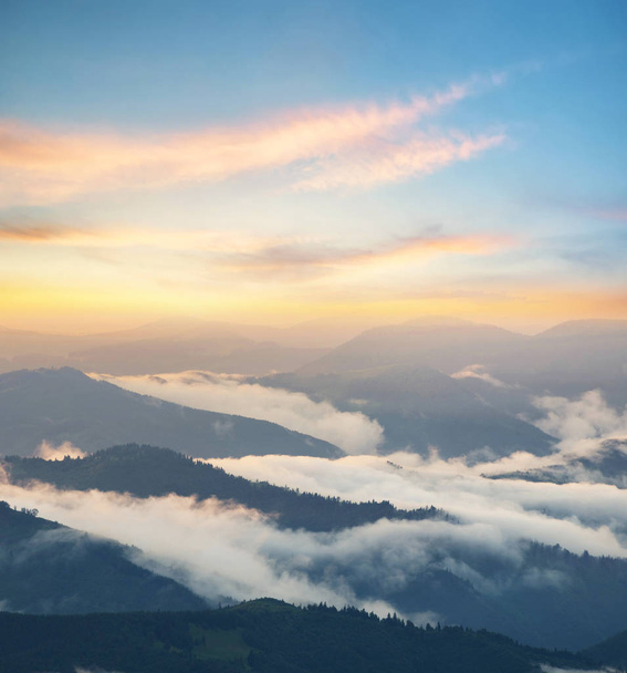 Vallée de montagne au lever du soleil
 - Photo, image