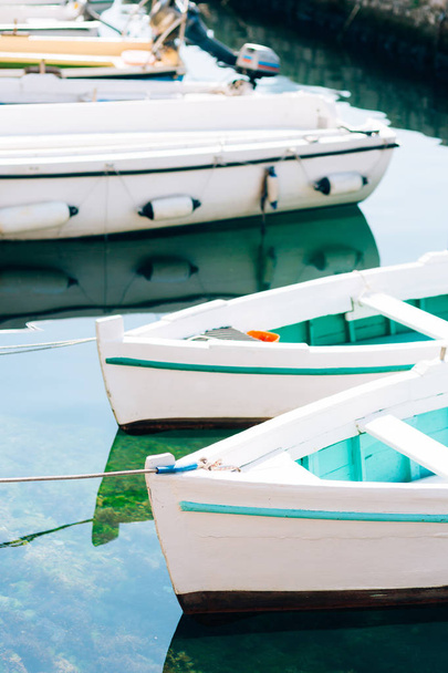 Деревянные лодки на воде. В Которском заливе в Черногории. Ma
 - Фото, изображение