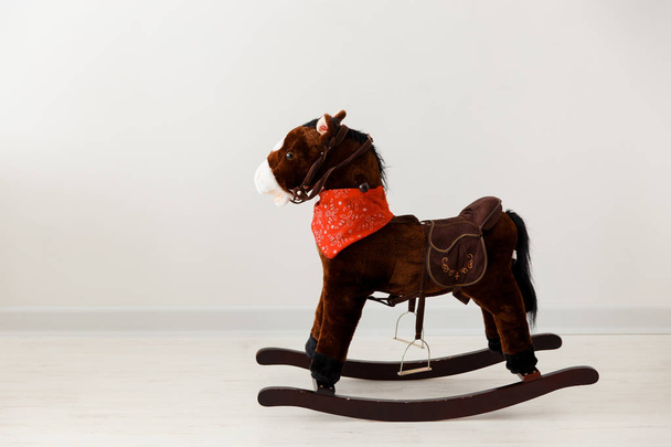 Lindo vintage clásico mecedora silla de caballo
 - Foto, Imagen