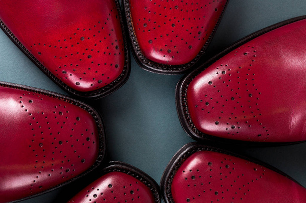  Τρεις ζευγάρι brogues σε έναν κύκλο. Κόκκινο της Οξφόρδης παπούτσια σε μπλε φόντο. Το Top view. - Φωτογραφία, εικόνα
