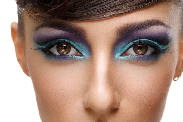 schönes Mädchen mit leuchtend lebendigem lila Make-up - Foto, Bild