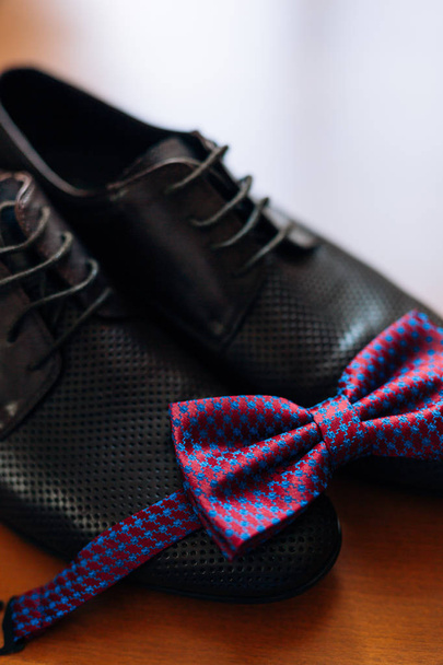 Férfi cipők és csokornyakkendő. Esküvői kiegészítők - Fotó, kép