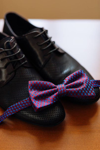 Чоловіче взуття та краватка. Весільні аксесуари
 - Фото, зображення