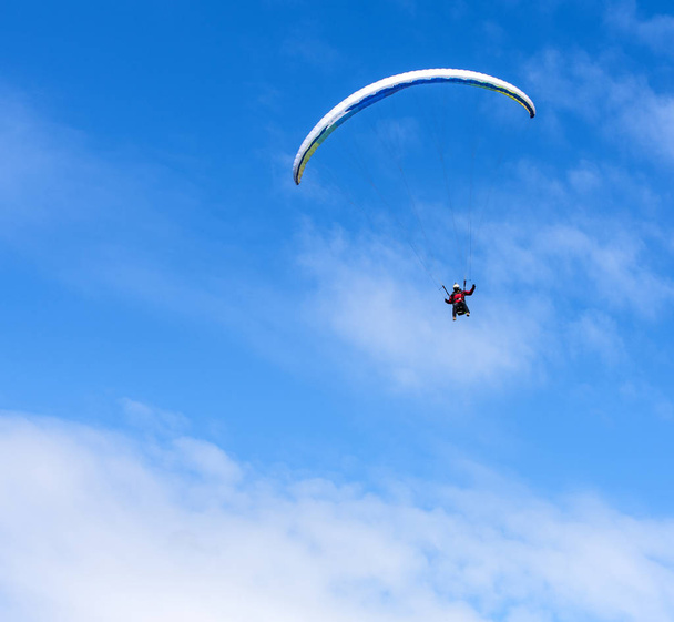 Paraglider lentää varjoliito taivaalla
. - Valokuva, kuva