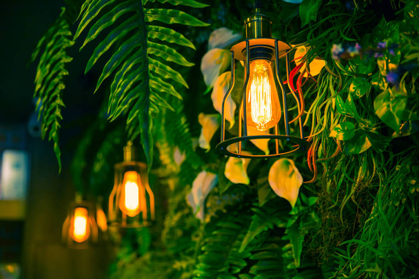 Jungle lamp in de bos groene plant achtergrond interieur café inrichting. - Foto, afbeelding