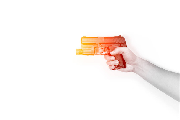 männliche Handfeuerpistole oder automatische Handfeuerwaffe mit leichtem Feuer isoliert auf weiß. - Foto, Bild