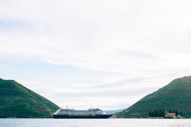 Великий круїзне судно в затоці Котор в Чорногорії. Поблизу в Ісла - Фото, зображення