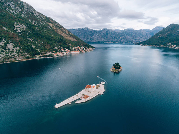 A sziget a Gospa od Skrpjela, Kotor-öböl, Montenegró. Légi s - Fotó, kép