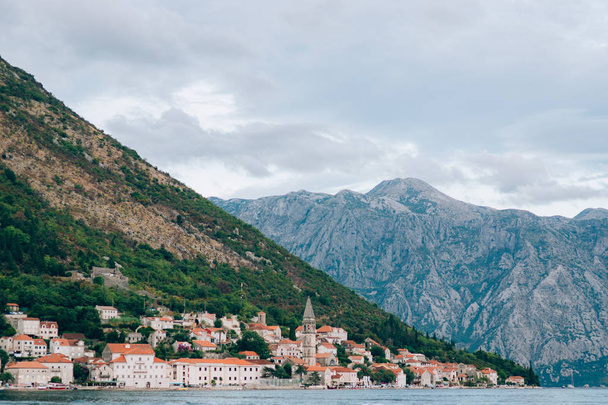 El casco antiguo de Perast en la orilla de la bahía de Kotor, Montenegro. Th
 - Foto, Imagen