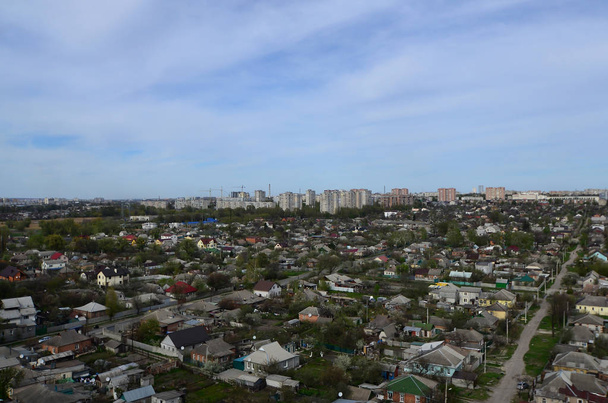 Paysage d'un quartier industriel dans la ville de Kharkov d'un point de vue d'oiseau. Beaucoup de maisons et d'entreprises du district de Tchervonozavodsky à Kharkov par temps clair ensoleillé
 - Photo, image