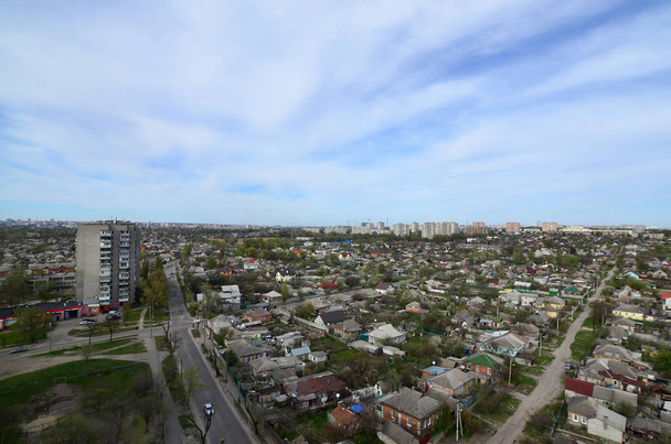 Landschap van een industriële wijk in de stad Kharkov vanuit een vogelperspectief uitzicht. Veel huizen en ondernemingen van Chervonozavodsky district Kharkov op een heldere zonnige dag - Foto, afbeelding