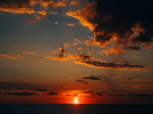海に沈む夕日。アドリア海に沈む夕日。太陽に座るしないでください。 - 写真・画像