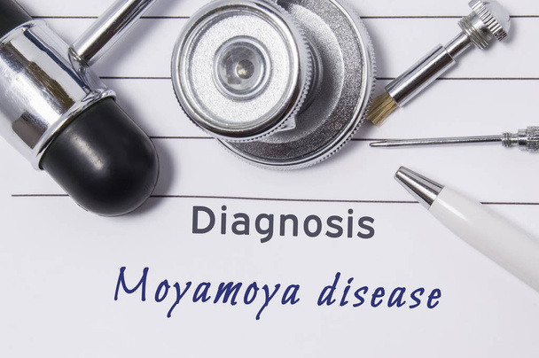 Moyamoya hastalığı tanısı. Tıbbi doktorun Tanı ile Moyamoya hastalığı stetoskop, çekiç ve duyarlılık belirlemek için Araçlar nörolog işyeri üzerinde ifadedir - Fotoğraf, Görsel
