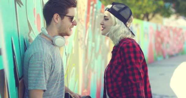 Divatos, egy városi utcán beszélgető fiatal pár - Felvétel, videó