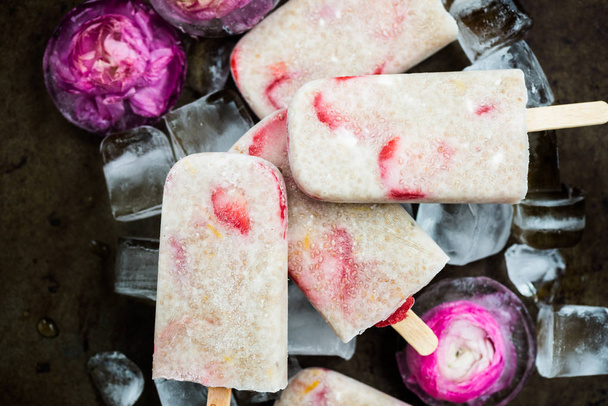 Strawberry Popsicles with Chia Seeds and Coconut Milk  - Фото, зображення