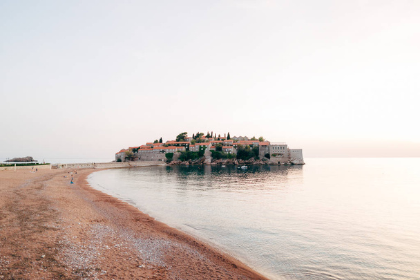 Isla de Sveti Stefan de cerca al atardecer. Montenegro, la Adria
 - Foto, Imagen