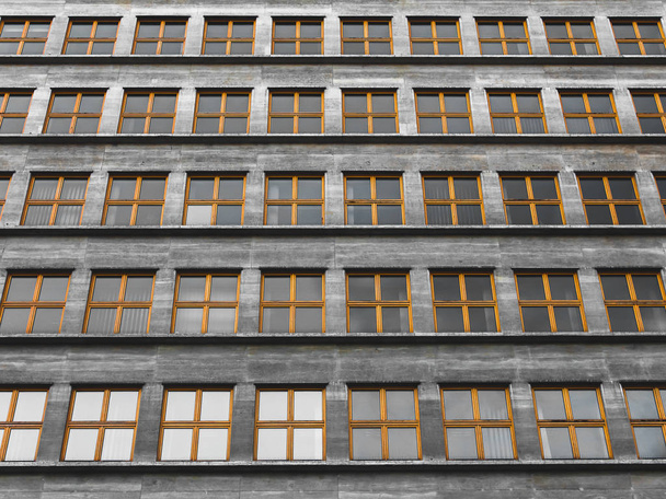 Interminables ventanas idénticas repetidas en un edificio de estilo comunista
 - Foto, Imagen