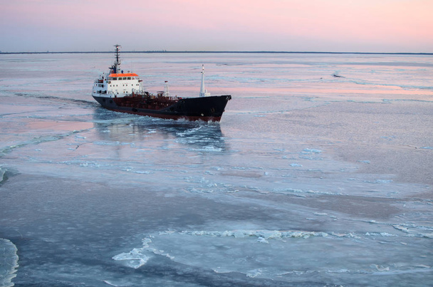 Mar Báltico. Costa Letona. Nave en un mar congelado
. - Foto, imagen
