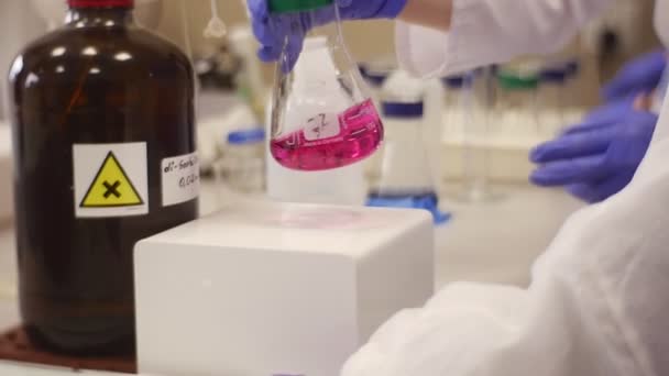 Frau arbeitet im Labor mit Chemikalie - Filmmaterial, Video