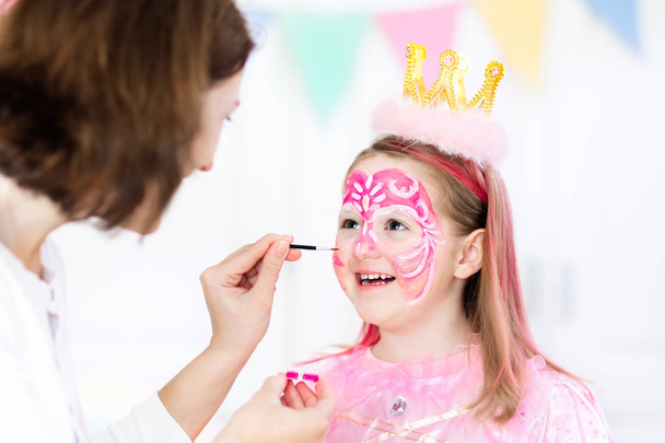 Face painting for little girl birthday party - Foto, imagen