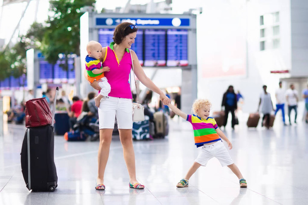 Perhe lentokentällä ennen lentoa
 - Valokuva, kuva