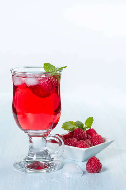 Alcohol cocktail with raspberries and mint - Fotoğraf, Görsel