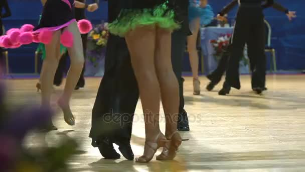 Detail nohy taneční páry v tanečním sále. - Záběry, video
