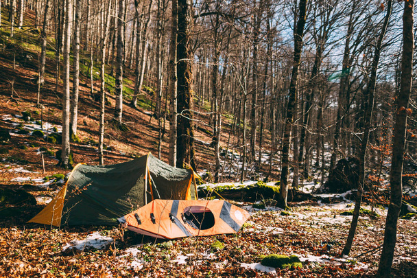 Tenda e caiaque na floresta. Floresta de inverno em Montenegro, Natio
 - Foto, Imagem