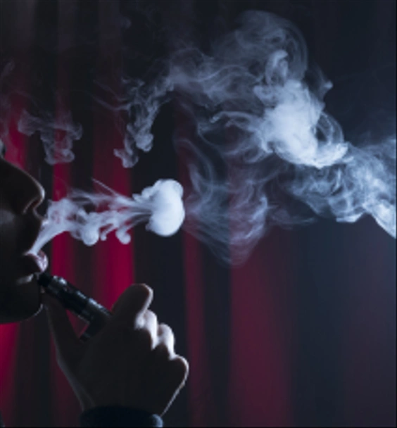 ecigarette ή e τσιγάρων με σύννεφα σε σκούρο φόντο. - Φωτογραφία, εικόνα
