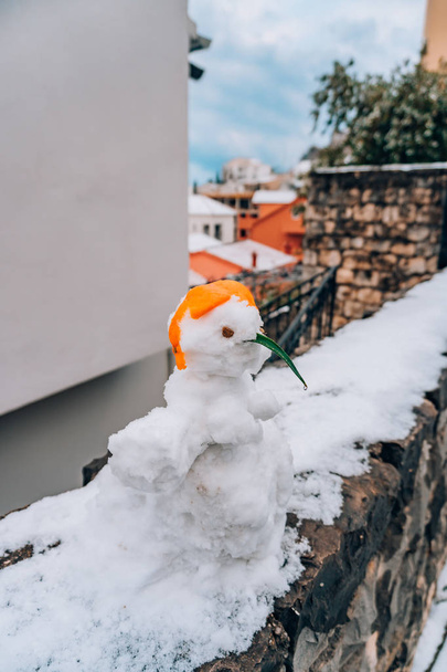 Schneemann aus dem Schnee auf der Straße - Foto, Bild