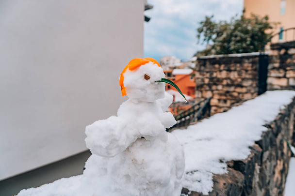 Снеговик со снега на улице
 - Фото, изображение
